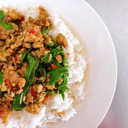 ข้าวราดผัดกะเพรา หมูสับ