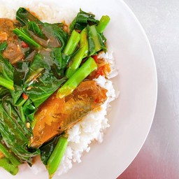 ข้าวราดผัดคะน้า ปลากระป๋อง