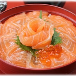  ข้าวซูชิหน้าปลาแซลมอน