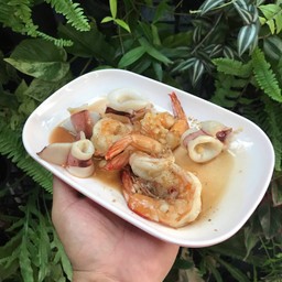 ข้าวราดกุ้งหมึก ทอดกระเทียม