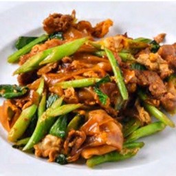 ผัดซีอิ๋วไก่