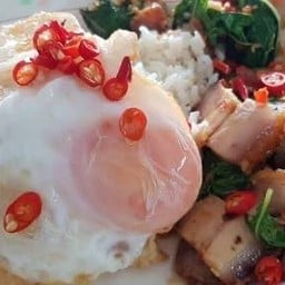 กระเพราหมูกรอบ ไข่ดาว