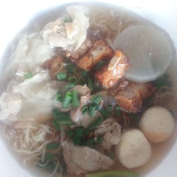 บะหมี่เกี๊ยวหมูแดงหมูกรอบ