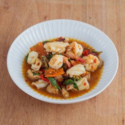 ผัดกระเพราทะเล หรือ กุ้ง