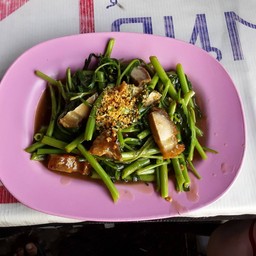 ผัดผักบุ้งหมูกรอบเป็นกับข้าว