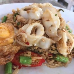 ข้าวคลุกกะเพาปลาหมึก