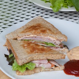 แฮมชีสแซนวิช (ผักสด มะเขือเทศ หัวหอม)