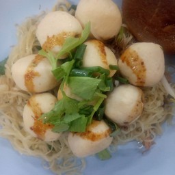 ก๋วยเตี๋ยวลูกชิ้นหมูแห้ง