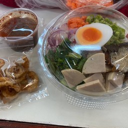 พิชาขนมจีนน้ำยา ยำขนมจีน ลูกชิ้นทอด ขนมปังปี๊บ ตลาดพระเงิน