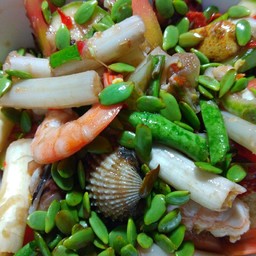 ตำไหลบัวหมึกหอยแครงกุ้งสุก