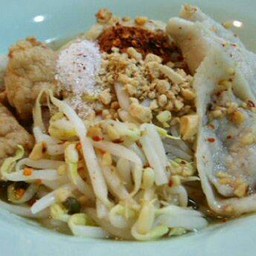 ก๋วยเตี๋ยวยำ (Hot and sour Noodles)