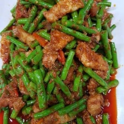 สามชั้นผัดพริกแกงถั่วฝักยาว