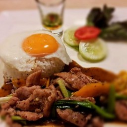 ข้าวราดหมูนุ่มผัดพริกไทดำ