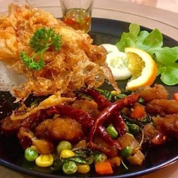 ข้าวราดไก่กรอบผัดพริกขี้หนู
