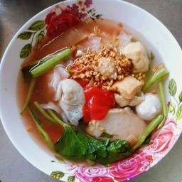 ก๋วยเตี๋ยวเย็นตาโฟ (Noodles with pink sauce)