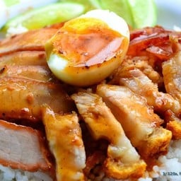 ข้าวหมูแดงแสงทองวิลล่า (เจ้าเก่า33ปี)