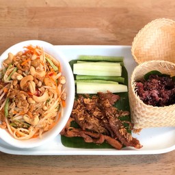ส้มตำข้าวเหนียวหมูแดดเดียว