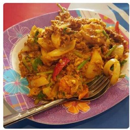 ผัดผงกะหรี่  ราดข้าว