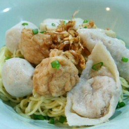 บะหมี่แห้ง (Egg noodles with assorted fish and shrimp balls, without soup)