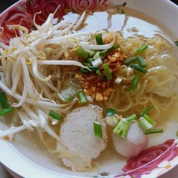 บะหมี่น้ำ (Egg noodles with assorted fish and shrimp balls, with soup.)