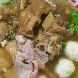 ก๋วยเตี๋ยวหมู เส้นใหญ่ (พิเศษ)