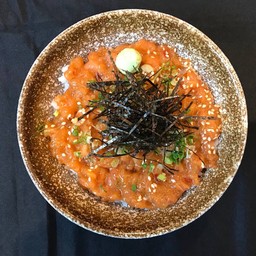 ข้าวหน้าปลาแซลมอนสับ