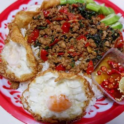 กะเพาหมูสับไข่ดาว