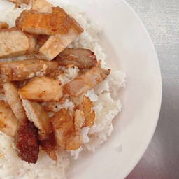 ข้าวราดหมูกรอบ ทอดกระเทียมพริกไทย