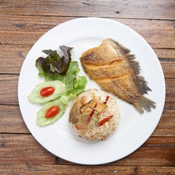 ข้าวผัดสมุนไพรปลาสลิด