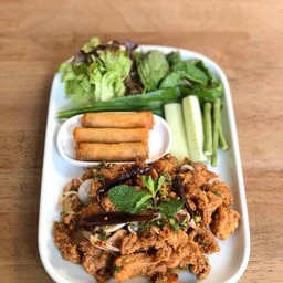 ลาบไก่ทอดและข้าวเหนียวแท่ง
