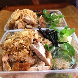 ข้าวหน้าหมูกรอบน้ำจิ้มแจ่ว