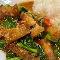 คะน้าหมูกรอบพร้อมข้าว