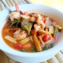 แกงส้มผักรวมชะอมปลากะพงและกุ้ง