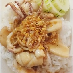 ข้าวราดหมึก ทอดกระเทียม