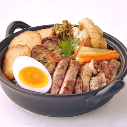 ข้าวผัดน้ำพริกหนุ่มหมูยอ คอหมูทอด