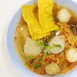 ก๋วยเตี๋ยวลูกชิ้นปลาต้มยำ