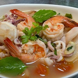 ต้มยำทะเลนำ้ใสใส่ใบกะเพรา