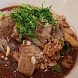 ก๋วยเตี๋ยวหมูน้ำตก+เนื้อ
