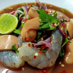 ยำกุ้งสด+ไส้กรอก