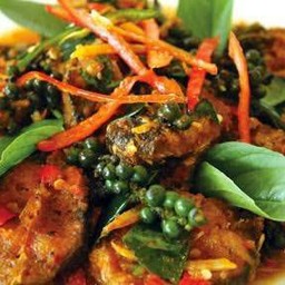 ผัดพริกแกงปลาดุกกรอบ กับข้าว