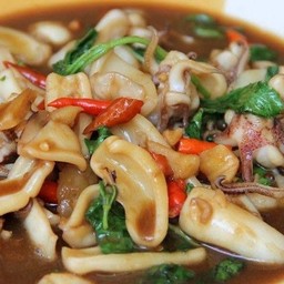 กระเพราปลาหมึกราดข้าว