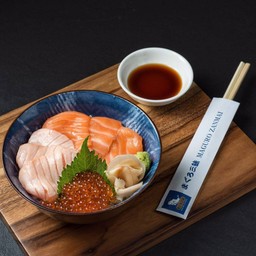 ข้าวหน้าปลาแซลมอน+แซลมอนอาบุริ+ไข่ปลาแซลมอน+มิโสะซุป