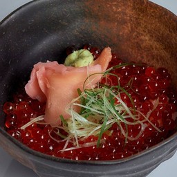 ข้าวหน้าไข่ปลาแซลมอน