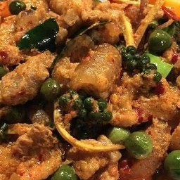 ผัดเผ็ดหมูป่า ราดข้าว