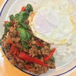 กระเพราหมูสับราดข้าว