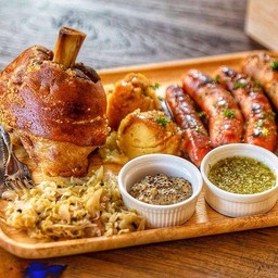 ขาหมูเยอรมัน +ไส้กรอกรวมโฮมเมด Bavarian Platter (Pork Knuckle + Mixed Grill Sausages)