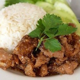 ผัดกระเทียมพริกไทย ราดข้าว