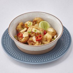 ปลาหมึกทอดคั่วพริกเกลือโรยหน้าไข่ปลาแซลมอน