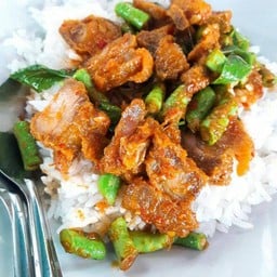 ข้าวผัดพริกแกงหมูกรอบ