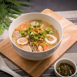 ข้าวต้มรวมมิตร (กุ้ง, ปลาหมึก, ปลา, ไก่, หมูยัดไส้)